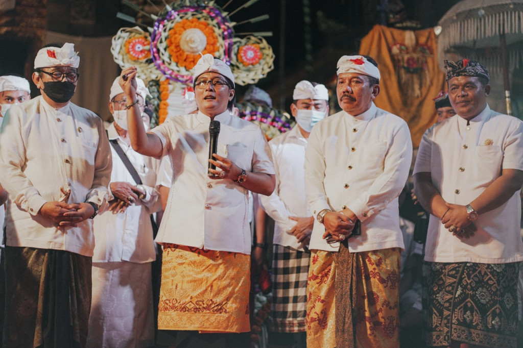 Bupati Giri Prasta Nyaksiang Sesolahan Petapakan Ida Ratu Gede Mas Ayu Napak Pertiwi Pura Dalem Sari Desa Kuwum